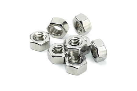 顯示活塞的已拆解發(fā)動機(jī)零件